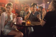 Auf dem Kriegspfad: Julianne (Julia Roberts, r.), Michael (Dermont Mulroney, M.) und dessen Verlobte (Cameron Diaz, l.) in einer Karaoke - Bar ...