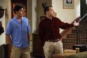 Während Alan (Jon Cryer, r.) seine Freundin heimlich einziehen lässt, hat Charlie (Charlie Sheen, l.) ganz andere Probleme ... Während Alan (Jon Cryer, r.) seine Freundin heimlich einziehen lässt, hat Charlie (Charlie Sheen, l.) ganz andere Probleme ...