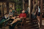 Alan (Jon Cryer, l.) und Charlie (Charlie Sheen, 2.v.l.) sind &uuml;berrascht, als Jake (Angus T. Jones, 2.v.r.) mit Celeste (Tinashe Kachingwe, r.) auftaucht ...