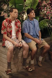 Alan (Jon Cryer, l.) spielt sich vor Chelsea und Melissa als Herr im Haus auf, woraufhin die beiden ihn kurzerhand rauswerfen. Charlie (Charlie Sheen, r.) gew&auml;hrt ihm Zuflucht in seinem Hotelzimmer. Die beiden schmieden einen Plan, wie sie wieder Herr im Haus werden k&ouml;nnten ...