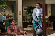 W&auml;hrend Alan in der Immobilienagentur seiner Mutter einen Aushilfsjob annimmt, um sich das Geld f&uuml;r eine eigene Wohnung zu verdienen, hat Charlie Probleme mit Jake ...