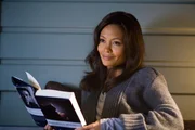 Der antike Maya Kalender prophezeit f&uuml;r das Jahr 2012 das Ende einer &Auml;ra. Doch Pr&auml;sidententochter Laura Wilson (Thandie Newton) kann wie weltweit viele Menschen daran nicht glauben. Doch eines Tages erf&auml;hrt sie, dass ihr Vater schon seit zwei Jahren gro&szlig;e Archen bauen l&auml;sst, um einen Teil der Bev&ouml;lkerung retten zu k&ouml;nnen ...