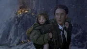 F&uuml;r Jackson Curtis (John Cusack, r.) und seine Tochter Lilly (Morgan Lily, l.) beginnt ein schier aussichtsloser Kampf, der Apokalypse doch noch entkommen zu k&ouml;nnen ...