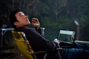 W&auml;hrend Jackson Curtis (John Cusack) nichtsahnend im Yellowstone Nationalpark den klaren Himmel betrachtet, verschiebt sich unter ihm bereits die Erdkruste. Mit katastrophalen Folgen ...