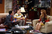 Sheldon (Jim Parsons, M.) erwartet Besuch von einer befreundeten Wissenschaftlerin. Da Elizabeth (Judy Greer, r.) nicht gerne in Hotels wohnt, l&auml;dt er sie zu sich nach Hause ein. Raj und Leonard (Johnny Galecki, l.) sind schwer beeindruckt, da sie ihre Arbeit sehr bewundern. Doch Elizabeth will mit Leonard noch mehr austauschen als wissenschaftliche Erkenntnisse ...