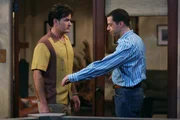 Chelsea ist sauer, weil Charlie (Charlie Sheen, l.) keine Tanzstunden nehmen will und sie Angst hat, sich mit ihm auf dem Hochzeitsparkett zu blamieren. Alan (Jon Cryer, r.) schreitet zur Tat und &uuml;bt mit ihm heimlich ...