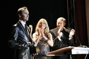 Hugo (Hubertus Regout, l.) muss die Fassung wahren, als die Seidels (Olivia Pascal, M.; Wilhelm Manske, r.) ihm einen Preis f&uuml;r sein Lebenswerk verleihen. Seiner Meinung nach bef&ouml;rdert der Preis den Geehrten auf das Abstellgleis.