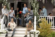 Gabrielle erhält eine Auszeit vom Elterndasein, als Celia Windpocken bekommt, gegen die sie nicht immun ist. Sie quartiert sich bei Bob (Tuc Watkins, M. stehend) und Lee (Kevin Rahm, r. 2.v. vorne) ein und genießt das schwule Singleleben mit Drinks, Partys und Ausschlafen und will gar nicht mehr nach Hause ... Gabrielle erhält eine Auszeit vom Elterndasein, als Celia Windpocken bekommt, gegen die sie nicht immun ist. Sie quartiert sich bei Bob (Tuc Watkins, M. stehend) und Lee (Kevin Rahm, r. 2.v. vorne) ein und genießt das schwule Singleleben mit Drinks, Partys und Ausschlafen und will gar nicht mehr nach Hause ...