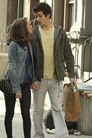 Ahnen nicht, dass Gabrielle und Angie in New York sind, um sie zu finden: Ana (Maiara Walsh, l.) und Danny (Beau Mirchoff, r.) ... Ahnen nicht, dass Gabrielle und Angie in New York sind, um sie zu finden: Ana (Maiara Walsh, l.) und Danny (Beau Mirchoff, r.) ...