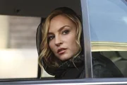 Macht sich Sorgen um ihren Sohn, der in Gefahr ist, wenn er weiter in New York bleibt: Angie (Drea de Matteo) ... Macht sich Sorgen um ihren Sohn, der in Gefahr ist, wenn er weiter in New York bleibt: Angie (Drea de Matteo) ...