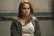 Wird zur Verdächtigen in einem Mordfall: Lauras Schwester Lucy (Debby Ryan) ... Wird zur Verdächtigen in einem Mordfall: Lauras Schwester Lucy (Debby Ryan) ...