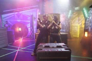 Weil Ted aufgrund seiner neuen Beziehung ausf&auml;llt, ist Barney (Neil Patrick Harris, l.) auf der Suche nach einem neuen Partner f&uuml;r gemeinsame Aktionen und findet in Robin (Cobie Smulders, r.) einen w&uuml;rdigen "Ersatz" ...