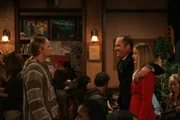 Ein interessanter Spielabend: Auf einem alten Video sehen sich die Freunde den "jungen" Barney (Neil Patrick Harris, l.) an, wie er vor seiner Freundin Shannon (Katie Walder, r.) singt ...