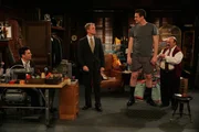 Marshall (Jason Segel, 2.v.r.) lässt sich überreden und geht gemeinsam mit seinen Freunden Barney (Neil Patrick Harris, 2.v.l.) und Ted (Josh Radnor, l.) zum Schneider (Sergey Brusilovsky, r.), um sich einen Maßanzug für die bevorstehende Hochzeit anfertigen zu lassen ... Marshall (Jason Segel, 2.v.r.) lässt sich überreden und geht gemeinsam mit seinen Freunden Barney (Neil Patrick Harris, 2.v.l.) und Ted (Josh Radnor, l.) zum Schneider (Sergey Brusilovsky, r.), um sich einen Maßanzug für die bevorstehende Hochzeit anfertigen zu lassen ...