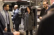 Als in einem Nobelhotel, die Leiche des Gesch&auml;ftsf&uuml;hrers in einer Industriewaschmaschine gefunden wurde, beginnen Sherlock Holmes (Jonny Lee Miller, r.), Joan Watson (Lucy Liu, 2.v.r.) und Marcus (Jon Michael Hill, l.) mit den Ermittlungen ...