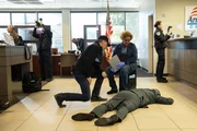 Special Agent Dwayne Pride (Scott Bakula, l.); Dr. Loretta Wade (CCH Pounder, r.)