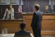 Mit der Geiselnahme will Laurel Guthrie Bull (Michael Weatherly, 2.v.r.), Chunk (Chris Jackson, r.) und das restliche Team der TAC dazu zwingen, die Unschuld ihres Mannes zu beweisen, den Danny (Jamie Lee Kirchner, l.) als FBI-Agentin wegen Totschlags hinter Gitter gebracht hatte.