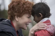 Sue Brierley (Nicole Kidman, l.); Saroo (Sunny Pawar, r.)
