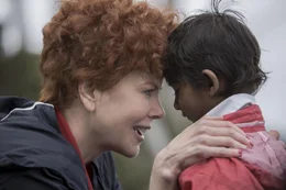 Sue Brierley (Nicole Kidman, l.); Saroo (Sunny Pawar, r.)