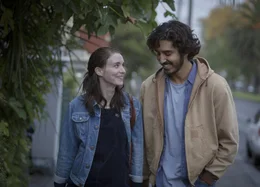 Lucy (Rooney Mara, l.); Saroo (Dev Patel, r.)