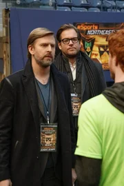 Als Computerspiel-Profi Jace Rundle von seinem ehemaligen Team-Manager Vin (Jayce Bartok, l.) beschuldigt wird, ein Meisterschaftsspiel mit Absicht verloren zu haben, soll Bull (Michael Weatherly, M.) dem Spieler helfen, dessen Ex-Boss wegen Verleumdung zu verklagen.