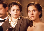 Tommy (Martin Kurz, l.) und seine Mutter Konstanzia (Ellenie Salvo Gonz&aacute;lez, r.) k&ouml;nnen sich nicht erkl&auml;ren, warum sich K&ouml;nig Julius so merkw&uuml;rdig benimmt ...