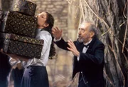 Der Kastellan (Hans Clarin, r.) und Konstanzia (Ellenie Salvo Gonz&aacute;lez, l.) m&uuml;ssen das Gep&auml;ck der zickigen Gr&auml;fin Leonora ins Schloss verfrachten ...