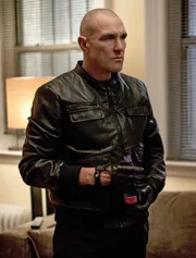 Gregson holt Sherlock Holmes zu einem Mordfall, bei dem nur eine riesige Blutlache auf dem Boden zur&uuml;ckgeblieben ist, jedoch keine Leiche. F&uuml;r Holmes ist sofort klar, dass es die Handschrift von dem britischen Kriminellen "M" (Vinnie Jones) sein muss ...