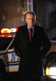Captain Tommy Gregson (Aidan Quinn) ruft Sherlock Holmes zu einem neuen Fall, wo jedoch die Leiche verschwunden ist ...