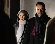 Ein neuer Fall wartet auf Sherlock (Jonny Lee Miller, r.) und Watson (Lucy Liu, l.) ... Ein neuer Fall wartet auf Sherlock (Jonny Lee Miller, r.) und Watson (Lucy Liu, l.) ...