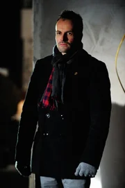 Steht seinem ehemaligen Drogendealer zur Seite: Sherlock Holmes (Jonny Lee Miller) ... Steht seinem ehemaligen Drogendealer zur Seite: Sherlock Holmes (Jonny Lee Miller) ...