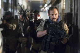 Major Briggs (Jason Isaacs)