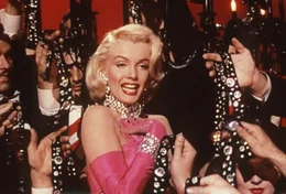 F&uuml;r die blonde Lorelei (Marilyn Monroe) gibt es nur ein Objekt der Begierde: glitzernde Diamanten!