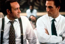 Staatsanwalt Rufus Buckley (Kevin Spacey, l.), Anwalt Jake Tyler Brigance (Matthew McConaughey)    +++ Die Verwendung des sendungsbezogenen Materials ist nur mit dem Hinweis und Verlinkung auf RTL+ gestattet. +++; Staatsanwalt Rufus Buckley (Kevin Spacey, l.), Anwalt Jake Tyler Brigance (Matthew McConaughey)    +++ Die Verwendung des sendungsbezogenen Materials ist nur mit dem Hinweis und Verlinkung auf RTL+ gestattet. +++
