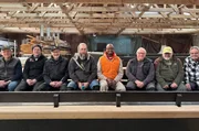 Yared und der Verein &bdquo;Findorffs Erben&ldquo; in einem Torfkahn