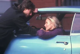 Furchtbar w&uuml;tend und eifers&uuml;chtig &uuml;berredet Julie (Cameron Diaz, r.) David (Tom Cruise, l.) zu einer Spritztour in rasantem Tempo. Gemeinsam rasen sie mit 120 Stundenkilometer eine Br&uuml;ckenbr&uuml;stung hinunter - Julie ist tot, David &uuml;berlebt schwer verletzt - aber sein Gesicht ist furchtbar entstellt ...