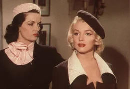 Zusammen mit ihrer Freundin Dorothy (Jane Russell, r.) geht Lorelei (Marilyn Monroe, l.) auf M&auml;nnerfang, wobei sie mehr am Geld der Herren interessiert ist als an anderen Qualit&auml;ten ...