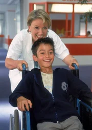 Da kann der Kleine wieder lachen: Um Hermann (Nikita Wokurka) aufzuheitern, dreht Nikola (Mariele Millowitsch) mit ihm schnell eine Runde im Rollstuhl &uuml;ber den Krankenhausflur...