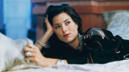 Julie Mott (Tea Leoni).Julie Mott (Tea Leoni).