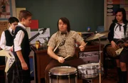Nachdem Deweys (Jack Black, vorne M.) seine Sch&uuml;ler musizieren geh&ouml;rt hat, kommt ihm eine Idee: Er will mit (v.l.n.r.) Zack (Joey Gaydos jr.), Freddy (Kevin Alexander Clark), Katie (Rebecca Brown) und den anderen Sch&uuml;lern eine Rockband gr&uuml;nden ...