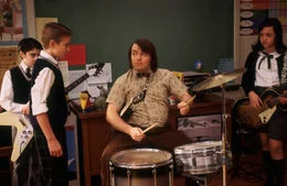 Nachdem Deweys (Jack Black, vorne M.) seine Sch&uuml;ler musizieren geh&ouml;rt hat, kommt ihm eine Idee: Er will mit (v.l.n.r.) Zack (Joey Gaydos jr.), Freddy (Kevin Alexander Clark), Katie (Rebecca Brown) und den anderen Sch&uuml;lern eine Rockband gr&uuml;nden ...