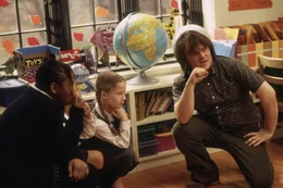 Zun&auml;chst beschr&auml;nkt sich Dewey Finns (Jack Black, r.) Engagement als Lehrer darauf, zu warten bis der Schulalltag zu Ende ist. Doch dann macht er eine ungew&ouml;hnliche Entdeckung ...