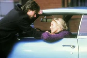 Furchtbar w&uuml;tend und eifers&uuml;chtig &uuml;berredet Julie (Cameron Diaz, r.) David (Tom Cruise, l.) zu einer Spritztour in rasantem Tempo. Gemeinsam rasen sie mit 120 Stundenkilometer eine Br&uuml;ckenbr&uuml;stung hinunter - Julie ist tot, David &uuml;berlebt schwer verletzt - aber sein Gesicht ist furchtbar entstellt ...