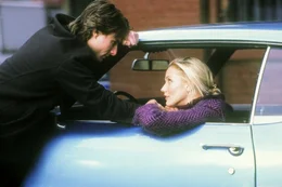 Furchtbar w&uuml;tend und eifers&uuml;chtig &uuml;berredet Julie (Cameron Diaz, r.) David (Tom Cruise, l.) zu einer Spritztour in rasantem Tempo. Gemeinsam rasen sie mit 120 Stundenkilometer eine Br&uuml;ckenbr&uuml;stung hinunter - Julie ist tot, David &uuml;berlebt schwer verletzt - aber sein Gesicht ist furchtbar entstellt ...