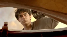 Mit letzter Kraft kann sich Pi (Suraj Sharma) in ein kleines Rettungsboot hieven. Umso &uuml;berraschter ist er, dass das Boot nicht unbesetzt ist. Auf ihm haben bereits ein Zebra, eine Hy&auml;ne, ein Orang-Utan und ein Bengalischer Tiger Zuflucht gefunden. Eine spannende Reise beginnt, auf der der Tiger immer hungriger wird ...