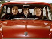 Doug (Kevin James, li.) und Carrie (Leah Remini) haben von Arthur (Jerry Stiller) einen "Mini" geschenkt bekommen. Jetzt wissen die beiden nicht wie sie sich des Kleinwagens entledigen k&ouml;nnen.