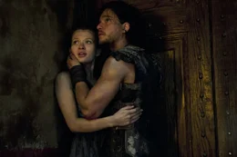 Als der Vesuv ausbricht, gelingt es Milo (Kit Harington, r.), sich zu befreien. Ihm bleibt jedoch nicht viel Zeit, seine gro&szlig;e Liebe, Cassia (Emily Browning, l.), vor der t&ouml;dlichen Lava zu besch&uuml;tzen, die alles Leben in Pompeii auszul&ouml;schen droht ...