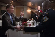 Kevin Cozner (Marc Evan Jackson, l.); Captain Ray Holt (Andre Braugher, r.) Kevin Cozner (Marc Evan Jackson, l.); Captain Ray Holt (Andre Braugher, r.)