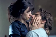 Als David (Tom Cruise, r.) auf seiner Geburtstagsparty die bezaubernde Spanierin Sofia (Penelope Cruz, l.) kennen lernt, verliert er sofort sein Herz an die attraktive junge Frau. Doch da l&auml;sst er sich von seiner Freundin zu einer fatalen Spritztour &uuml;berreden ...