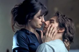 Als David (Tom Cruise, r.) auf seiner Geburtstagsparty die bezaubernde Spanierin Sofia (Penelope Cruz, l.) kennen lernt, verliert er sofort sein Herz an die attraktive junge Frau. Doch da l&auml;sst er sich von seiner Freundin zu einer fatalen Spritztour &uuml;berreden ...